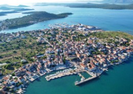 Panorama de Betina-île de Murter avec le vieux port