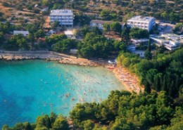 Pogled iz zraka na plažo Slanica v Murterju