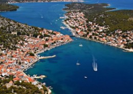 Vista panoramica di Tisno-Isola di Murter con il ponte