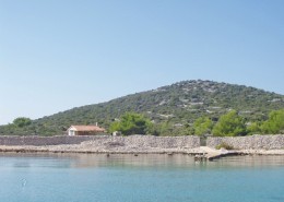 Ribarska kuća Dario s malim čamcem, Otok Radelj