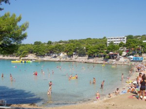 Plage de Slanica avec baigneurs, Murter