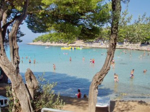 Schattiger Teil des Strandes von Slanica mit Bäumen, Murter