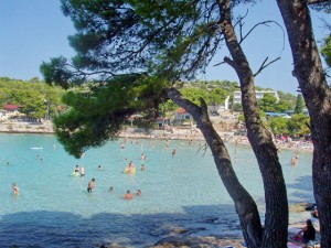 Partie en pierre de la plage de Slanica, Murter