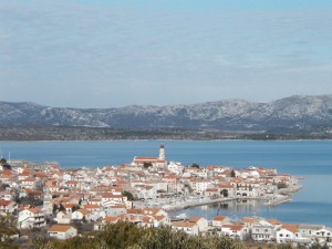 Panorama di Betina con la chiesa di San Francesco