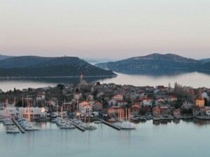 Panorama von Betina mit Yachthafen