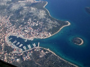 Draufsicht auf Jezera mit Marina in der Mitte, Insel Murter