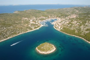 Veduta aerea di Jezera da est sull'isola di Murter