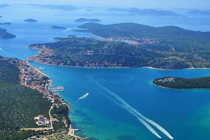 tisno-lori