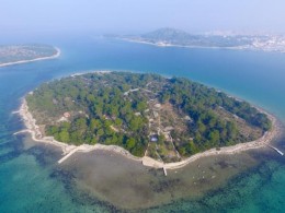 Panoramatický pohled na ostrov Mali Vinik s rybářským domem Agata